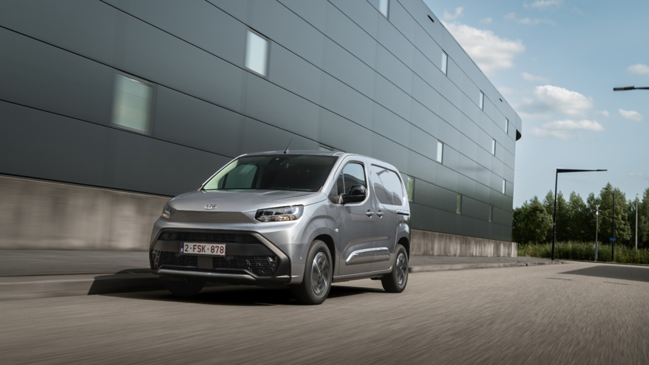 Toyota PROACE CITY poruszająca się obok terenów magazynowych